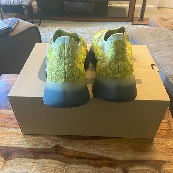 Mens Yeezy Boost 380 NWT - Picture 5 of 9